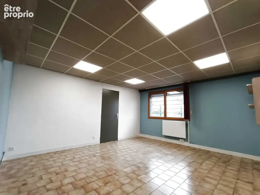 Bel Entrepôt d'environ 300 m2 sur une Parcelle de Terrain de plus de 1 000 m2 avec une Belle visibilité Commer - photo 2