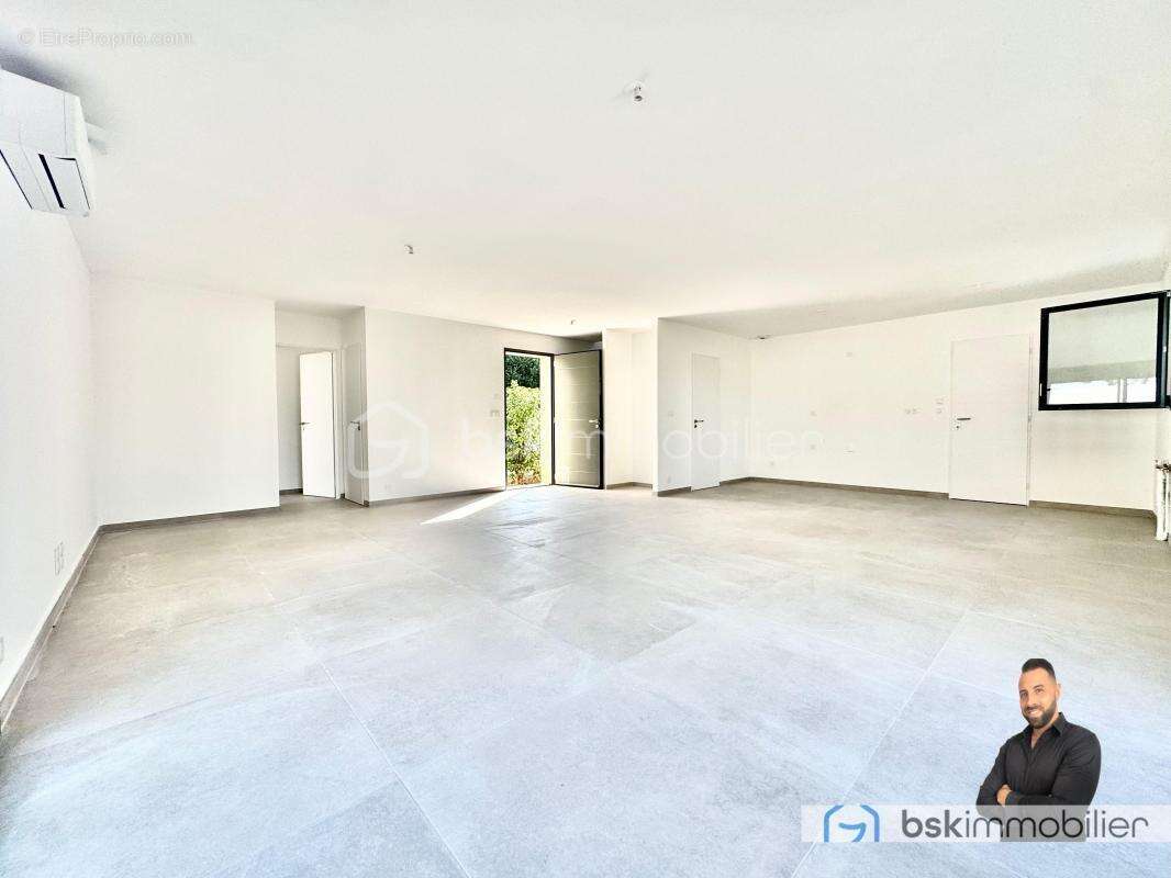 Maison à VIC-LA-GARDIOLE