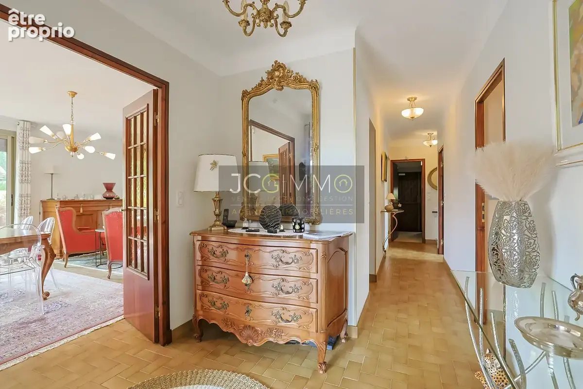 Villa de 318m2 avec deux logements indépendants et fort potentiel ! - photo 10