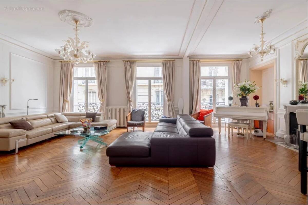 Appartement à PARIS-16E