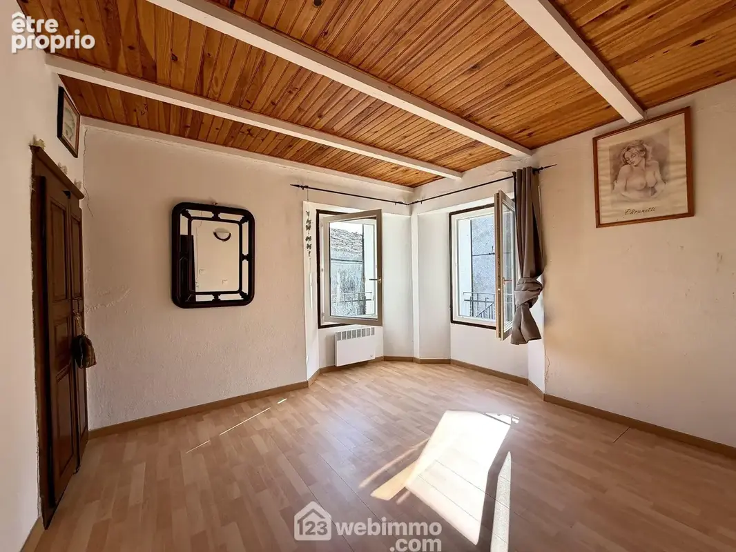 Chambre avec une double ouverture