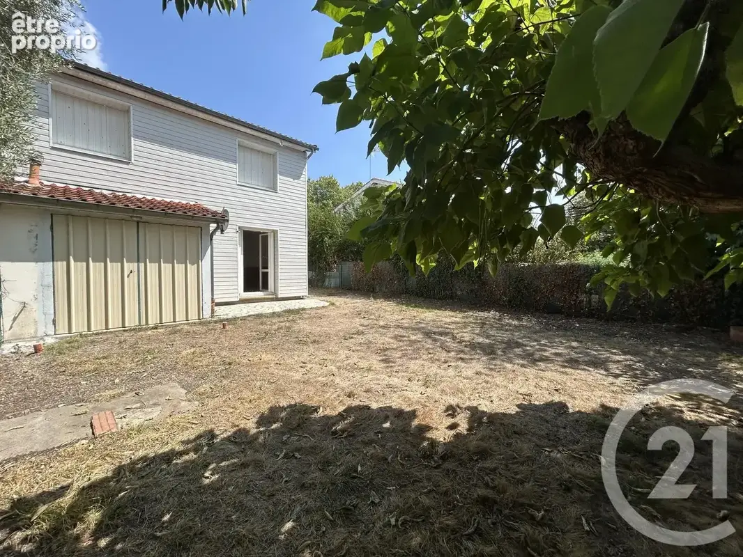 Maison à LES ARTIGUES-DE-LUSSAC