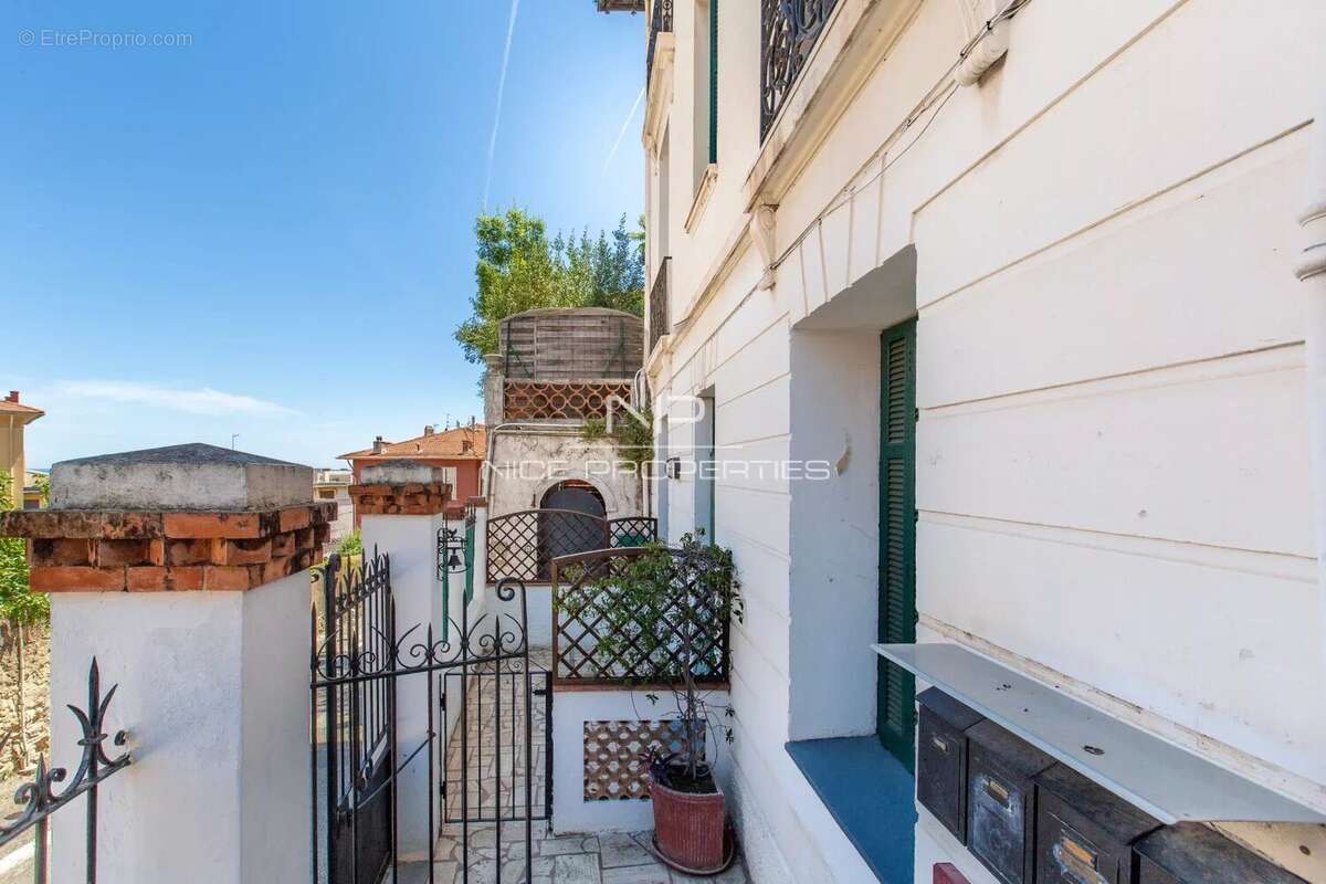 Beaulieu-sur-mer, bel appartement en dernier étage à rénover. - photo 4