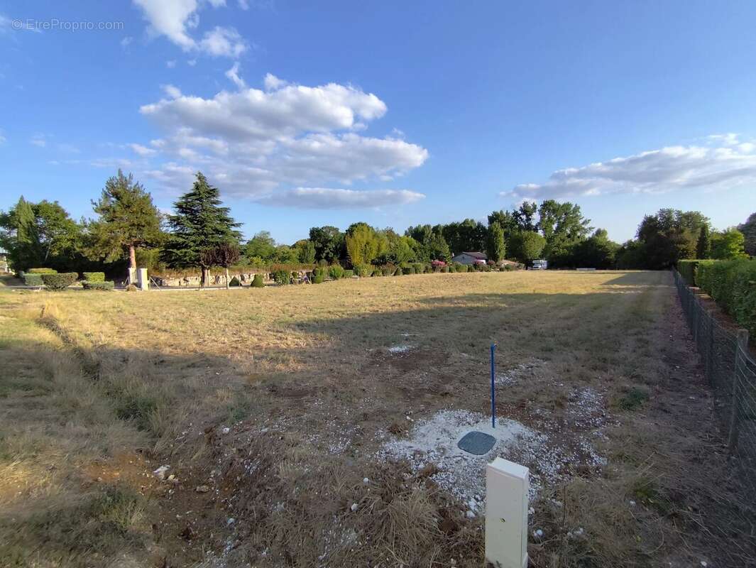 Terrain à SAINT-GEORGES-ANTIGNAC