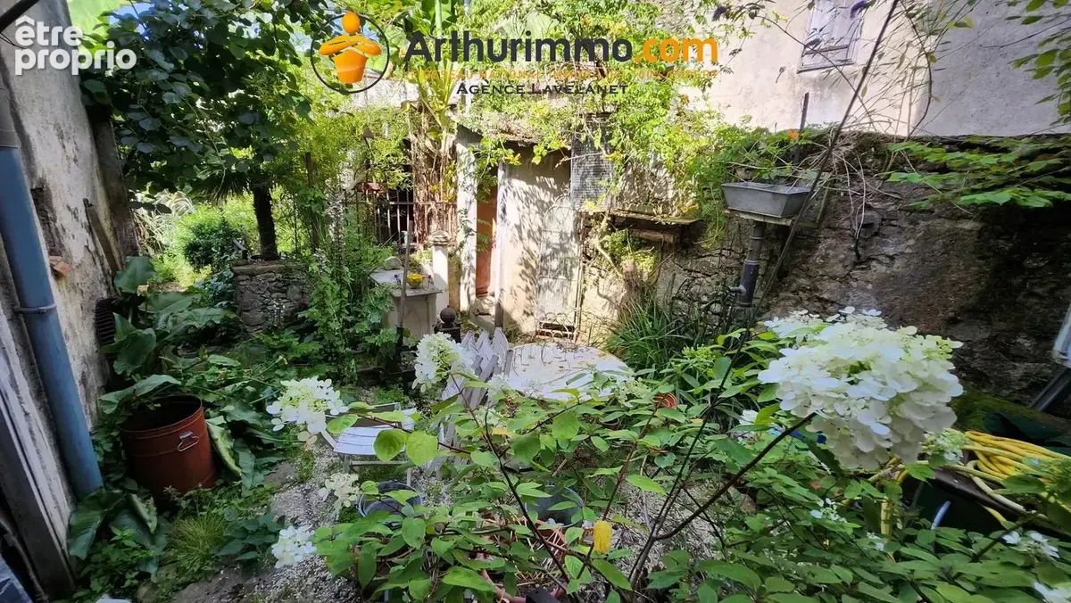 Grande maison de village de caractère à rénover avec jardin clos de murs. - photo 13