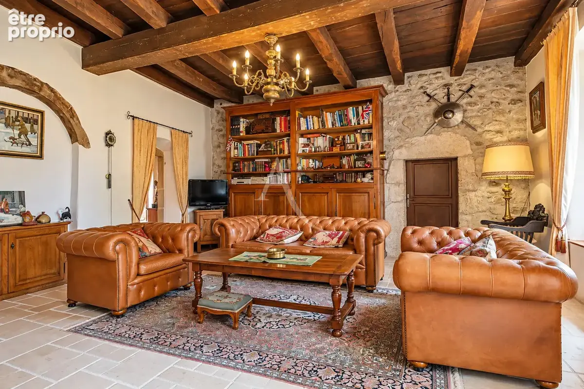 Château à Chilly - 215 m² habitables et dépendances sur 5 126 m² - photo 5