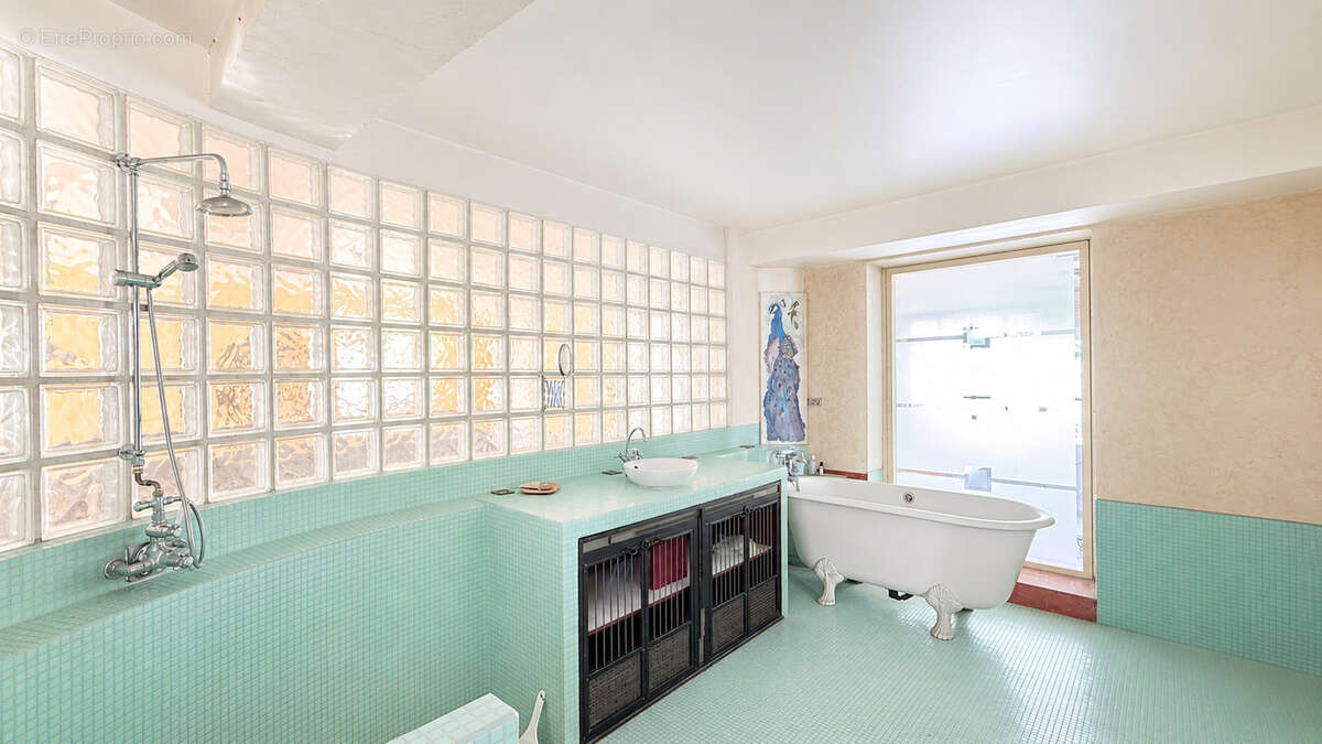 Maison de caractère de 406 m2 habitables sur un terrain de 2 547 m2   Orbigny - photo 7