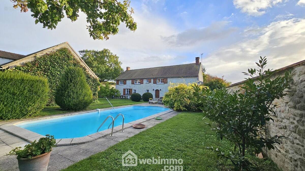 Venez découvrir cette belle propriété de 193 m². - Maison à MILLY-LA-FORET