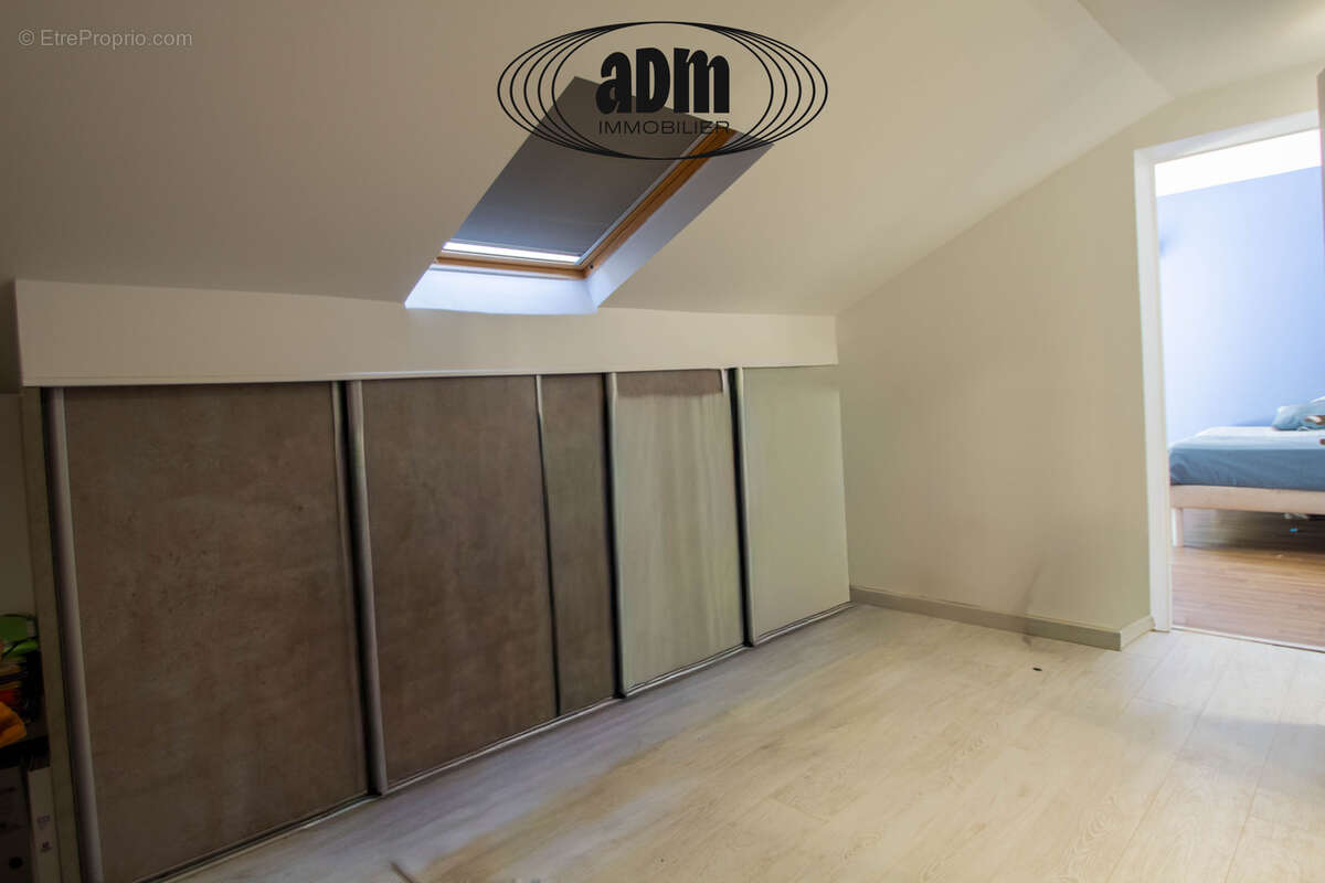 Maison familiale rénovée avec piscine, dépendance et garages sur un terrain de 1 376 m2 - photo 8