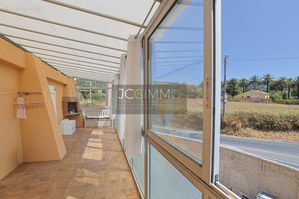 Hyeres (la bayorre) - haut de maison 101 m2 + terrasse + loggia + annexes - photo 16
