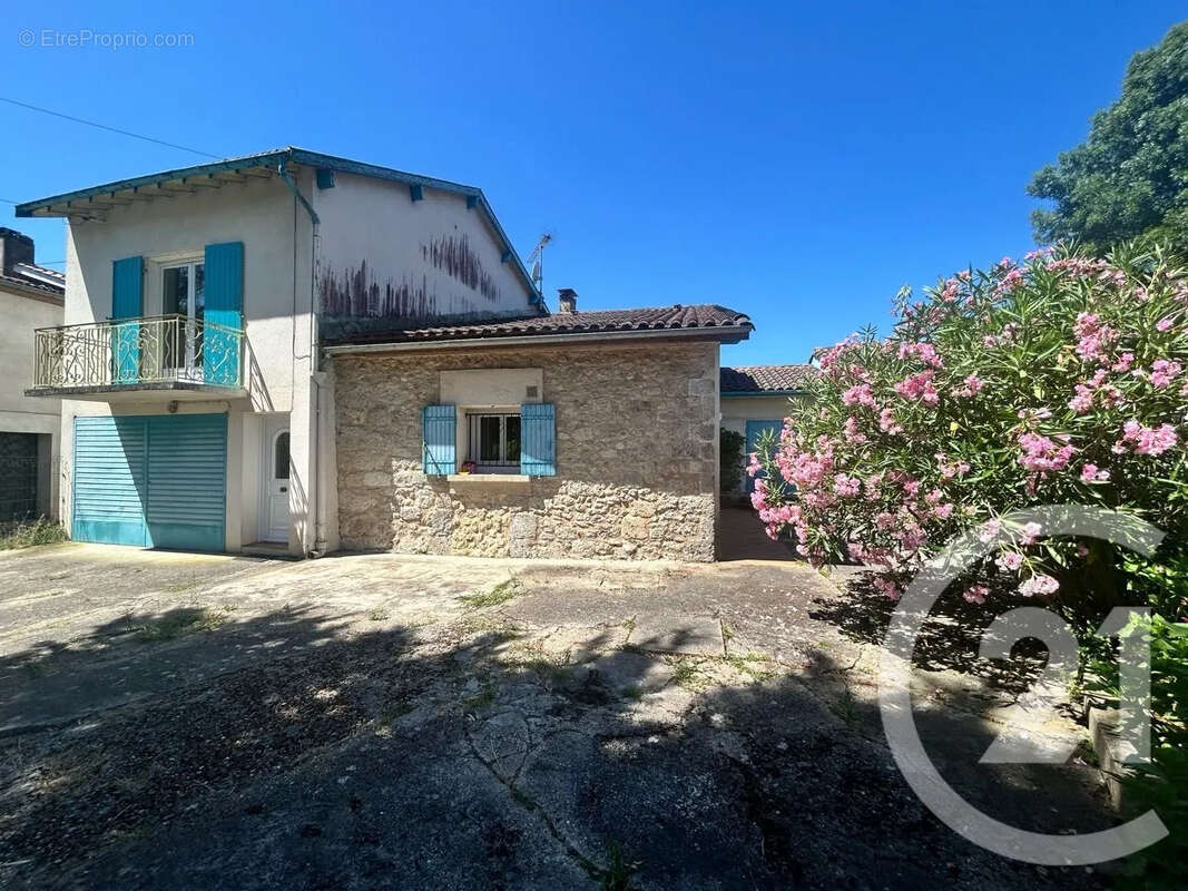 Maison à SAINT-HILAIRE-DE-LUSIGNAN