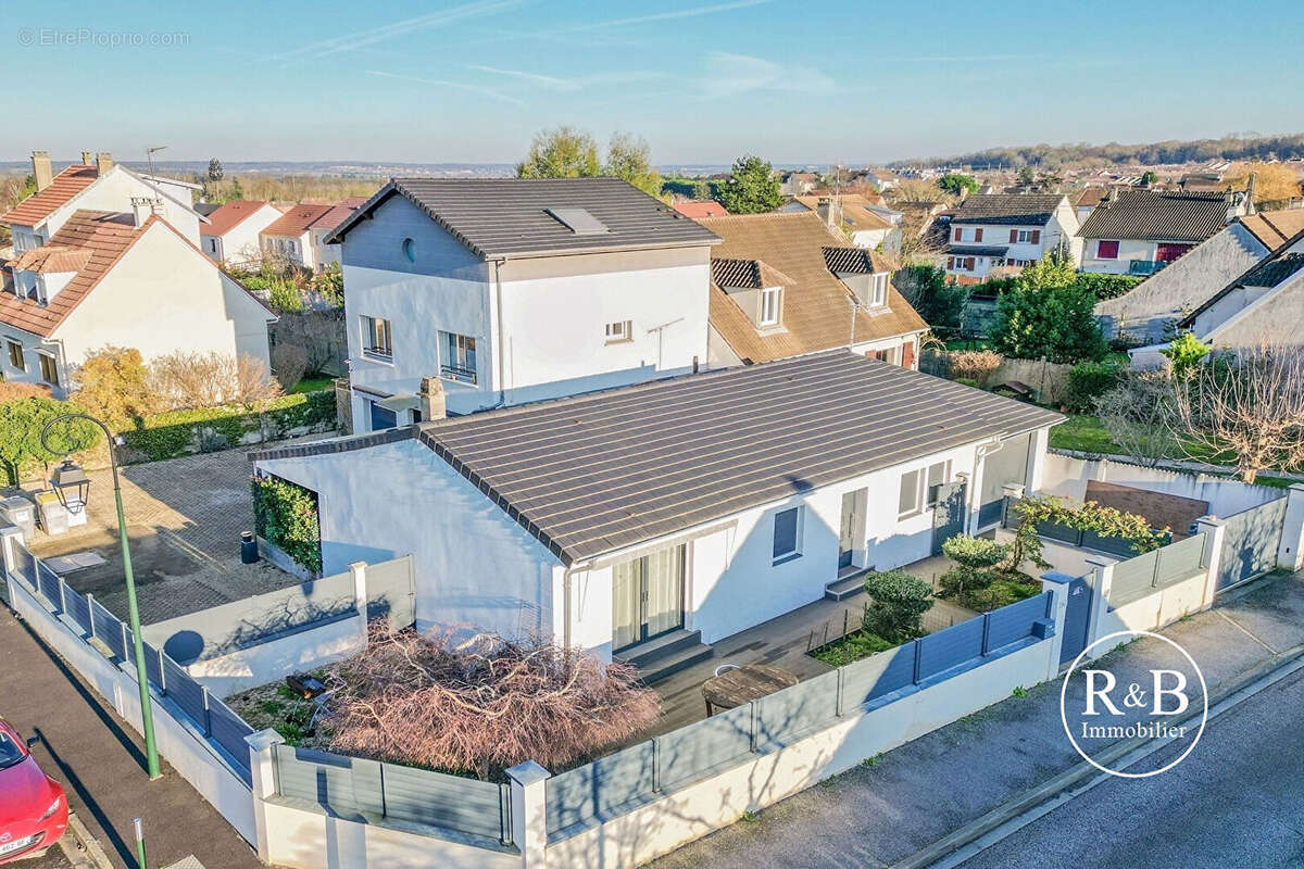 Ensemble immobilier rare à découvrir aux Clayes-sous-Bois - photo 2