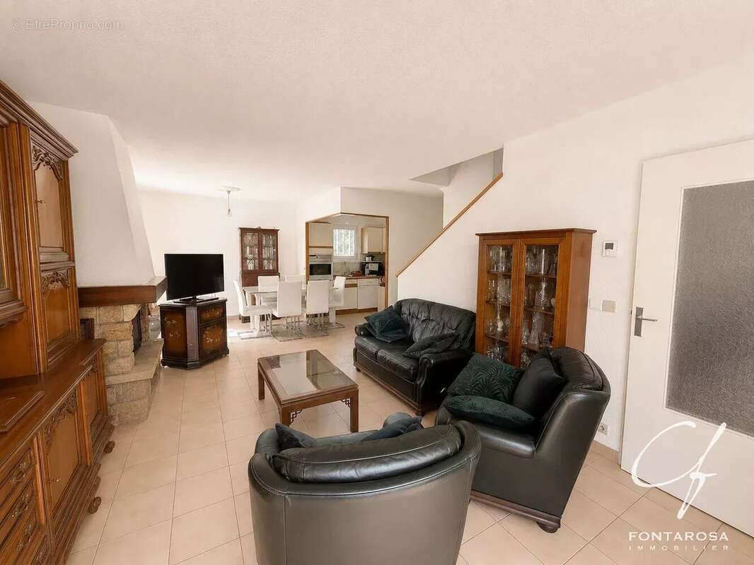 Villa au calme avec beau potentiel — Fréjus limitrophe Saint-Raphaël - photo 9
