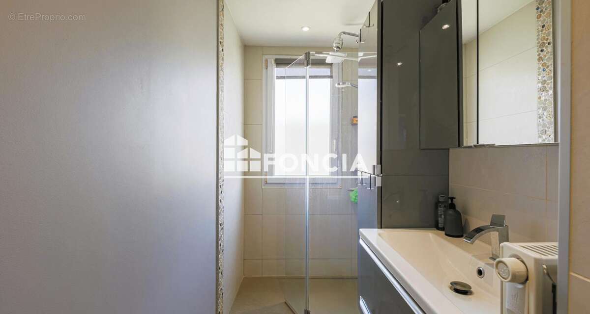 Appartement à SAINT-MARTIN-D'HERES