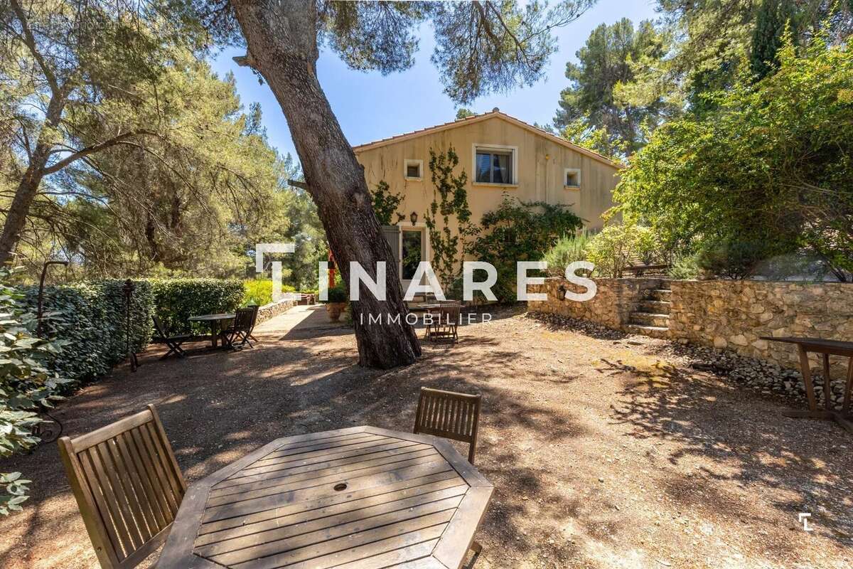 LE DOMAINE PROVENÇAL - Villa T6 de 287m² dont deux dépendances de 26m² - Piscine - Terrain de 6900m²  - 13011 EOURES - photo 6