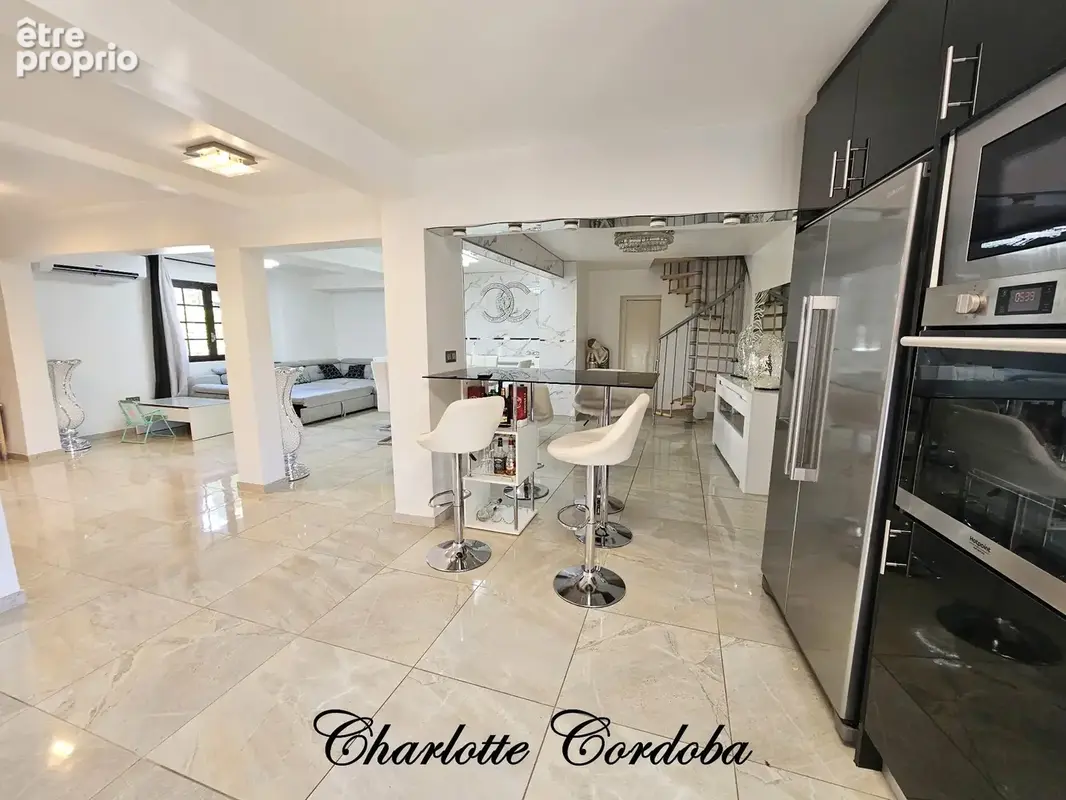 Maison familiale de 131 m² avec 4 chambres, véranda et grand garage à AYET - photo 4