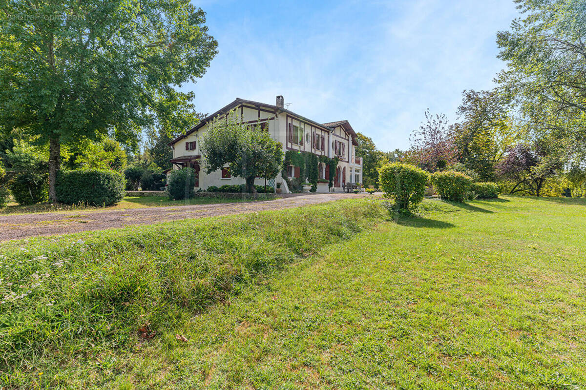 Maison de style basque alliant charme et élégance - photo 1
