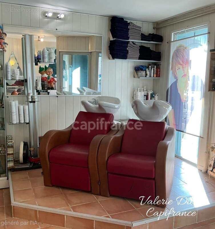 Bien rare -Local commercial 31 m² + grand extérieur privé - photo 2