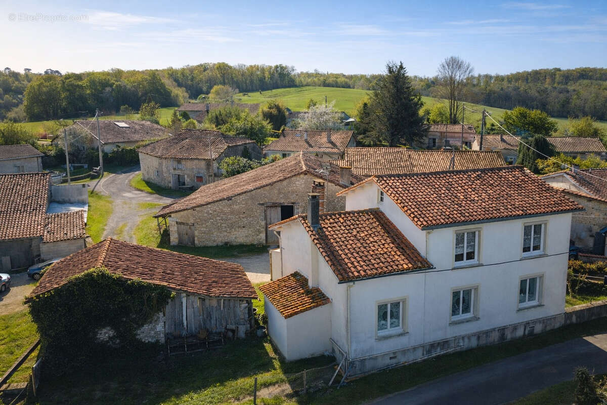 Maison à MONTMOREAU-SAINT-CYBARD