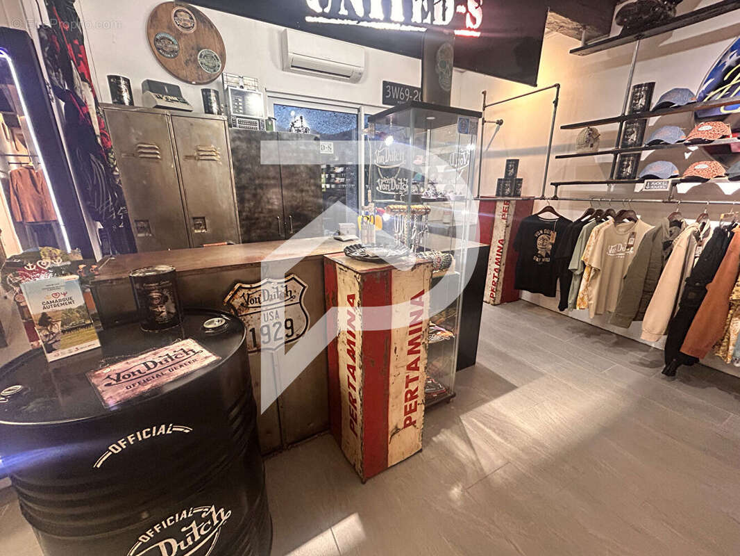 Commerce à AIGUES-MORTES