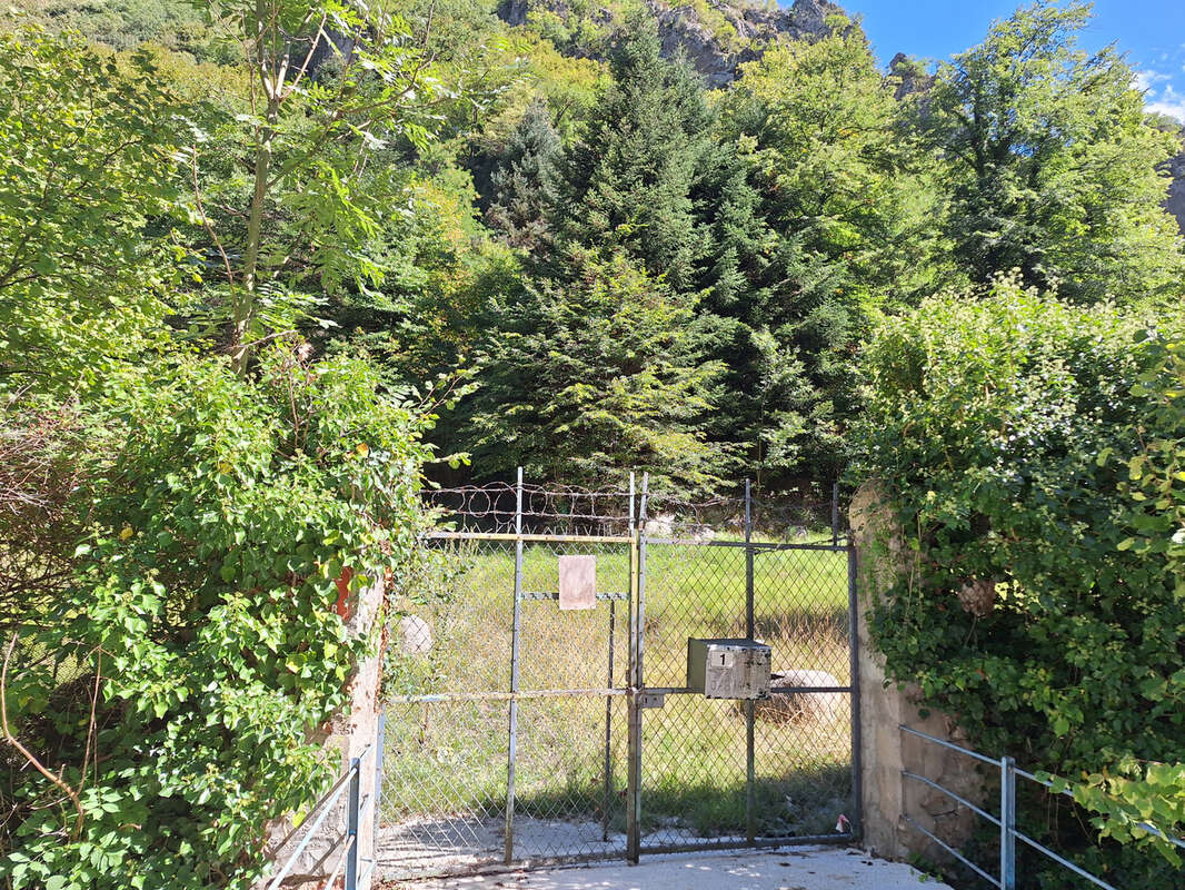 Terrain à ESCOULOUBRE