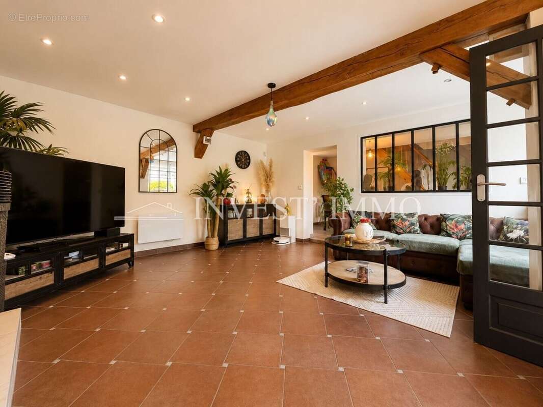 Maison en pierres rénovée – Charme, volumes et suite parentale exceptionnelle - photo 2