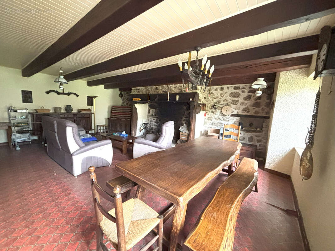 Maison à EGLISENEUVE-D'ENTRAIGUES