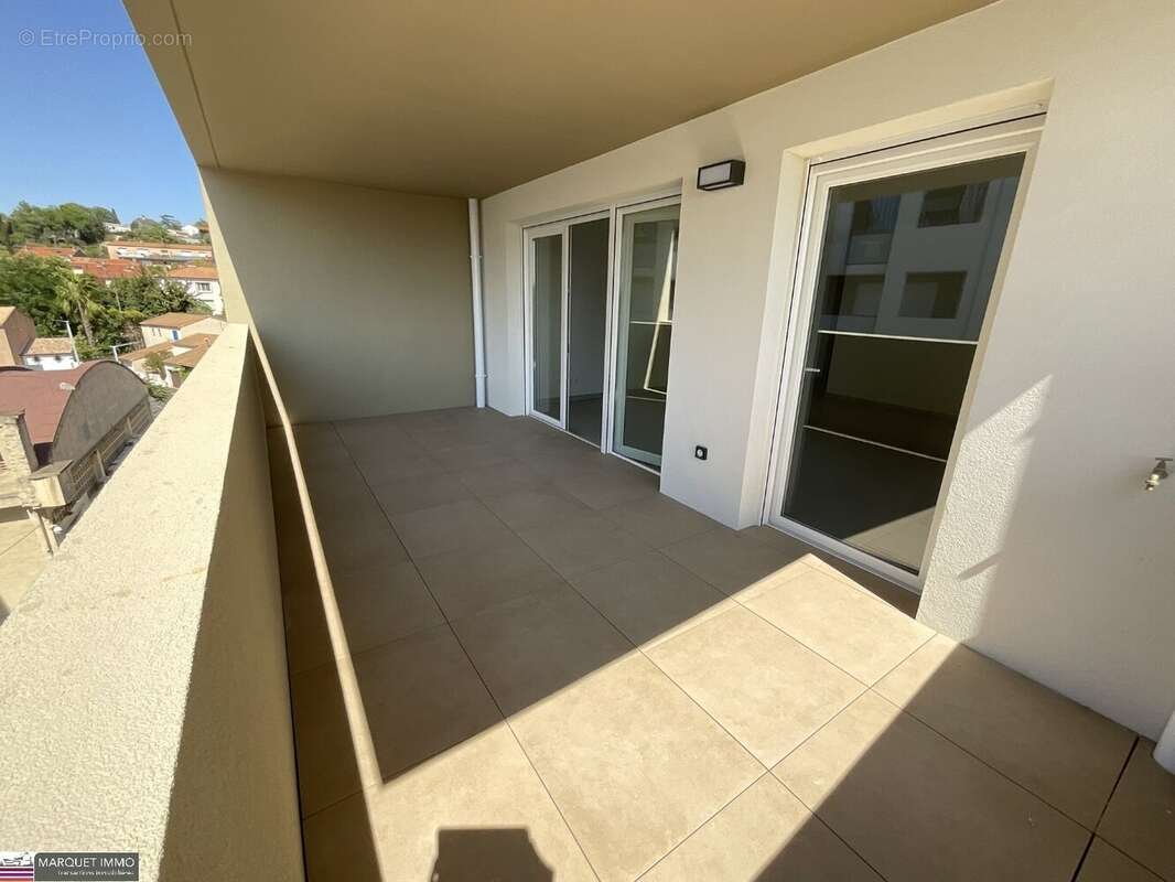APT T3 offrant 68 m² avec terrasse 15 m² et parking privatif au 4° étage avec ascenseur... - photo 4
