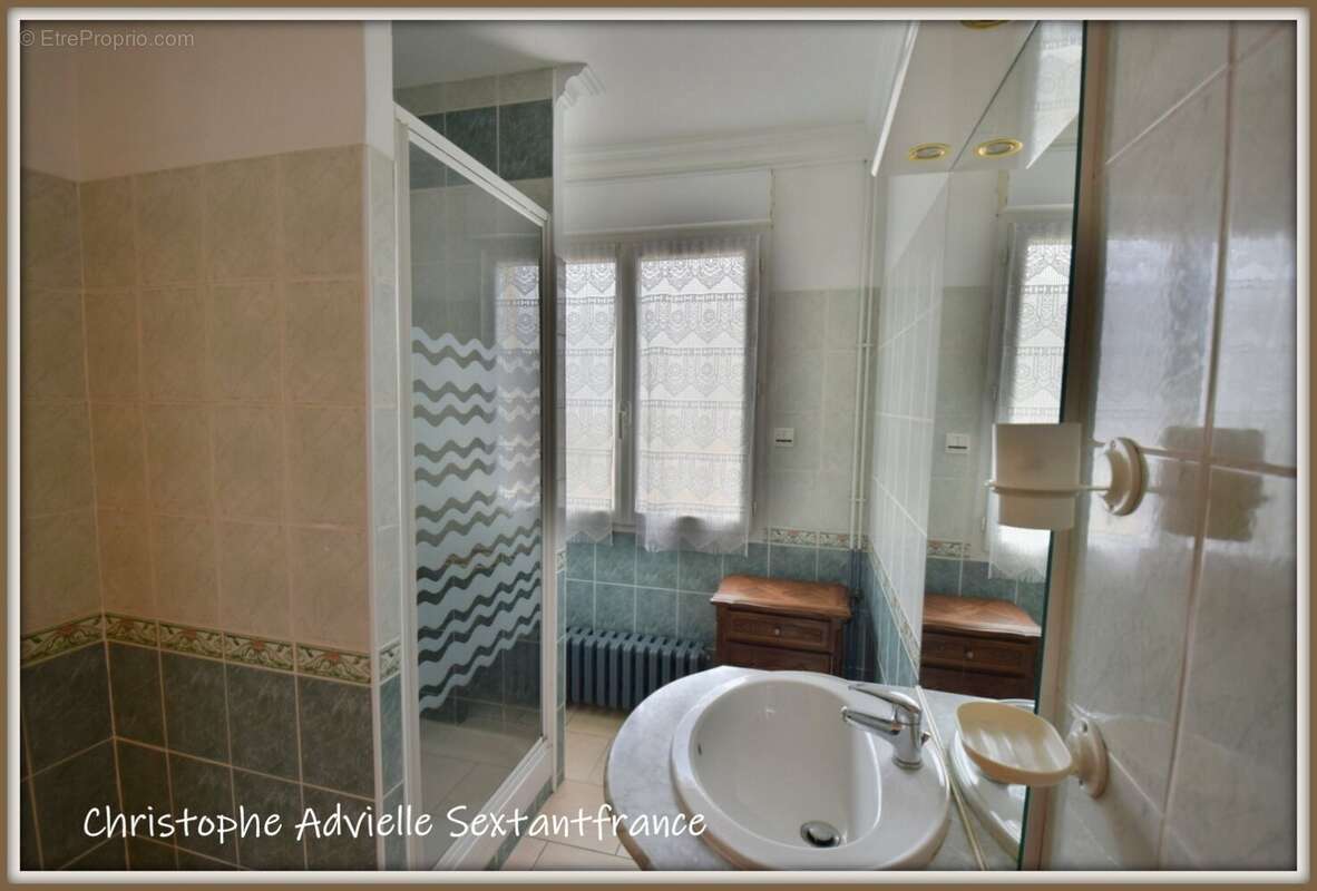 Bergerac; maison de plain pied 3 chambres 2 salles d'eau, double séjour, double garage séparé sur 909 M2 - photo 9