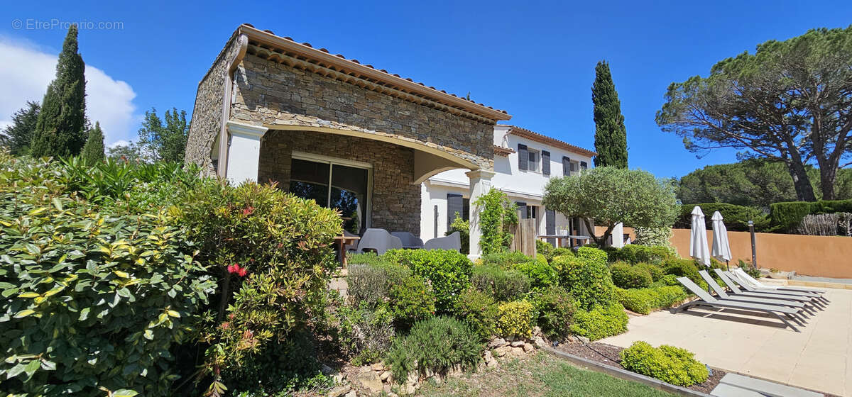 Double villa 200m2 sur un terrain de 5340m2 avec double garage 3 carports et piscine - photo 7