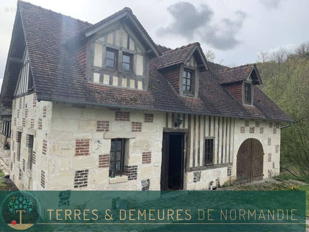 Maison à SAINT-MARTIN-DE-BIENFAITE-LA-CRESSONNIERE