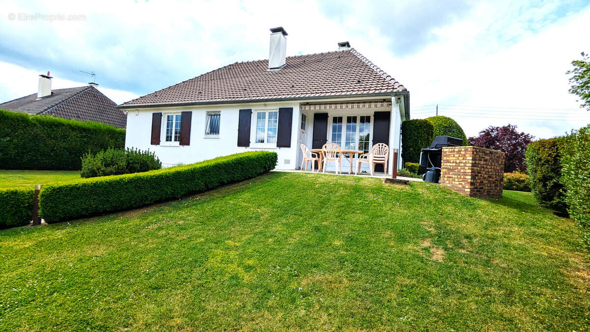 Maison à VELAINE-EN-HAYE