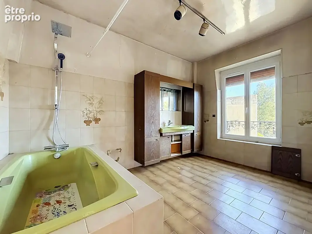 Maison de caractère avec jardin, logement annexe et grand local d'activité : plus de 280 m² à rénover - photo 6
