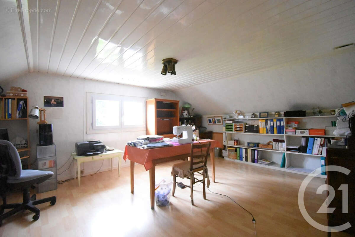 Maison à CREUZIER-LE-VIEUX