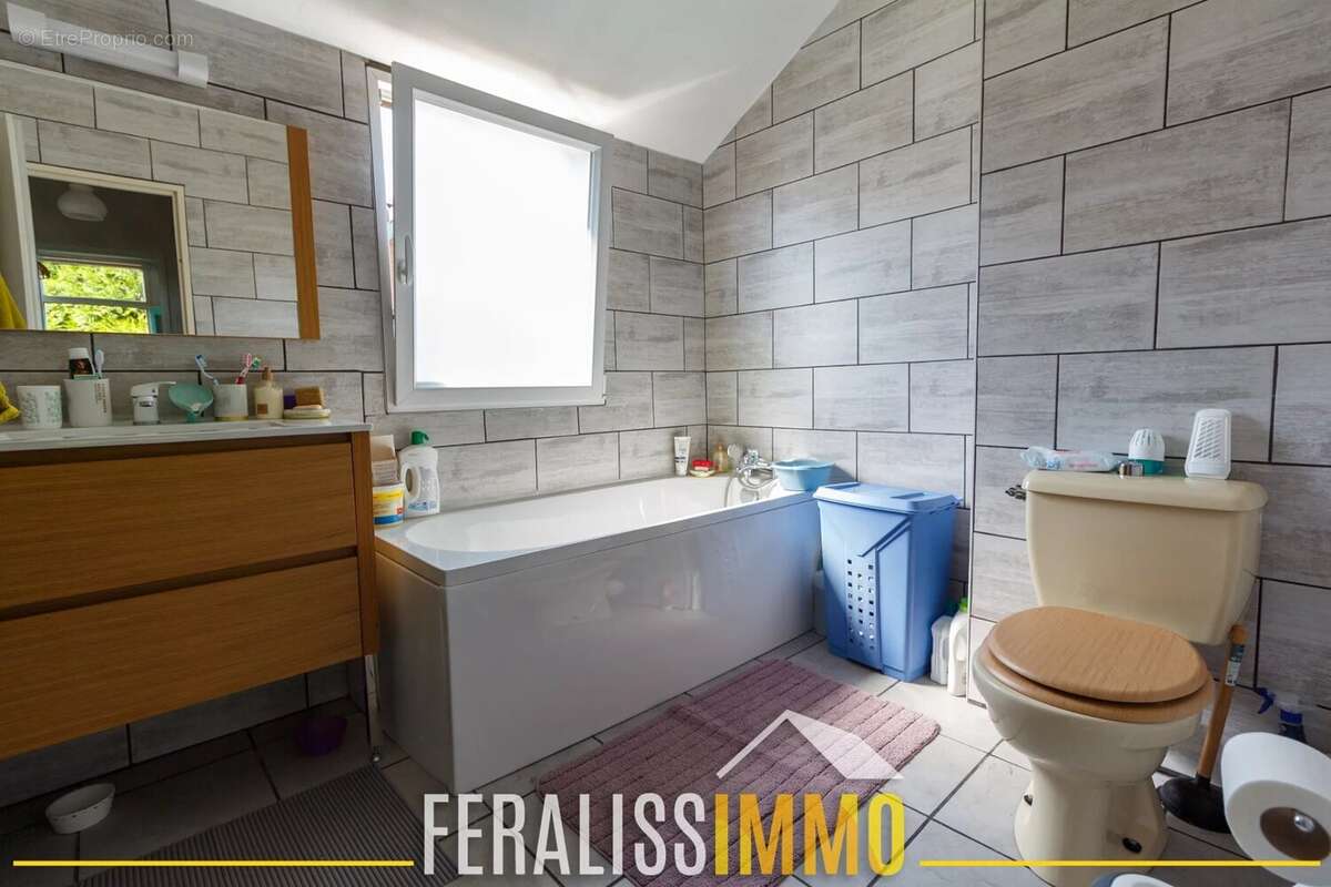 Emplacement recherché, 4 chambres et beau potentiel ! - photo 12