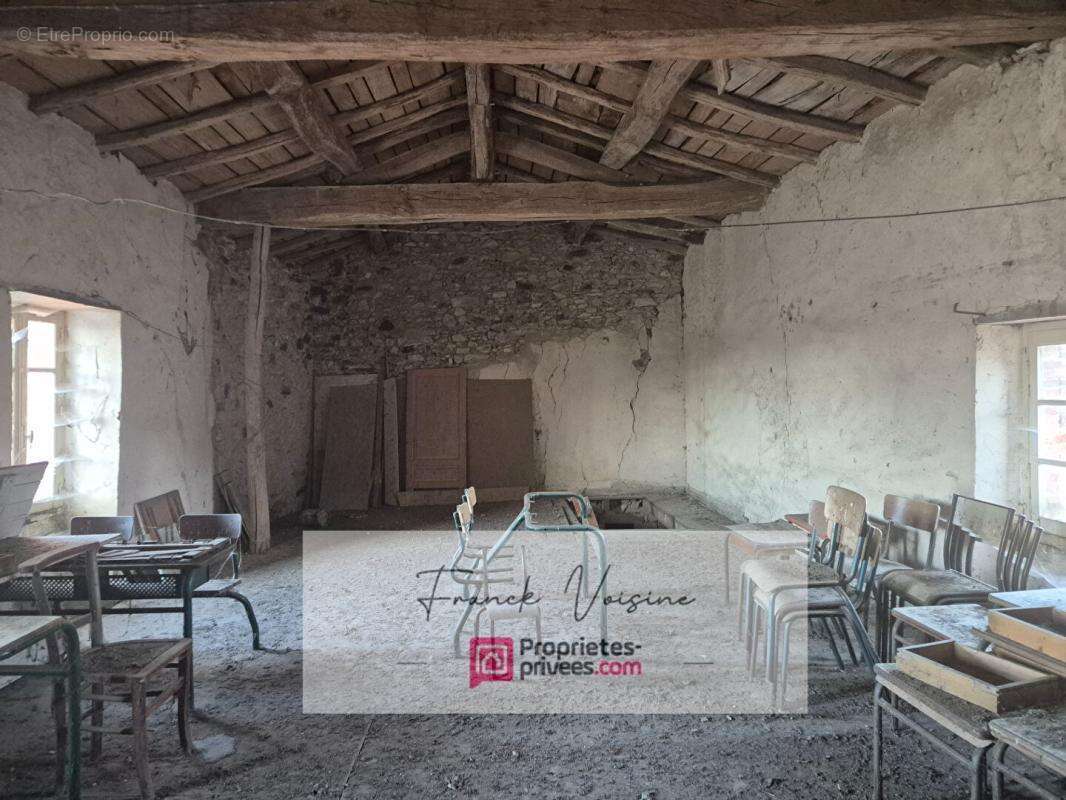 A VENDRE à Rochetrejoux en centre bourg, maison ancienne à rénover - photo 3