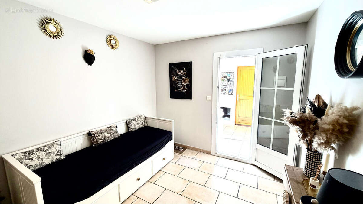 Maison à ENTRAIGUES-SUR-LA-SORGUE