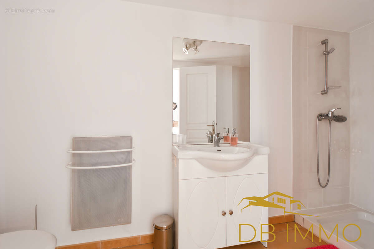 Maison à SAINT-LAURENT-DES-ARBRES