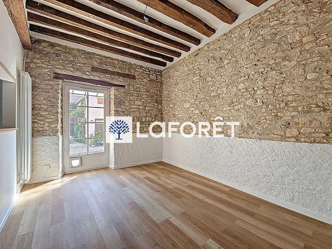 L'alternative idéale à un appartement : une maison de charme au coeur de Crespières. - photo 4