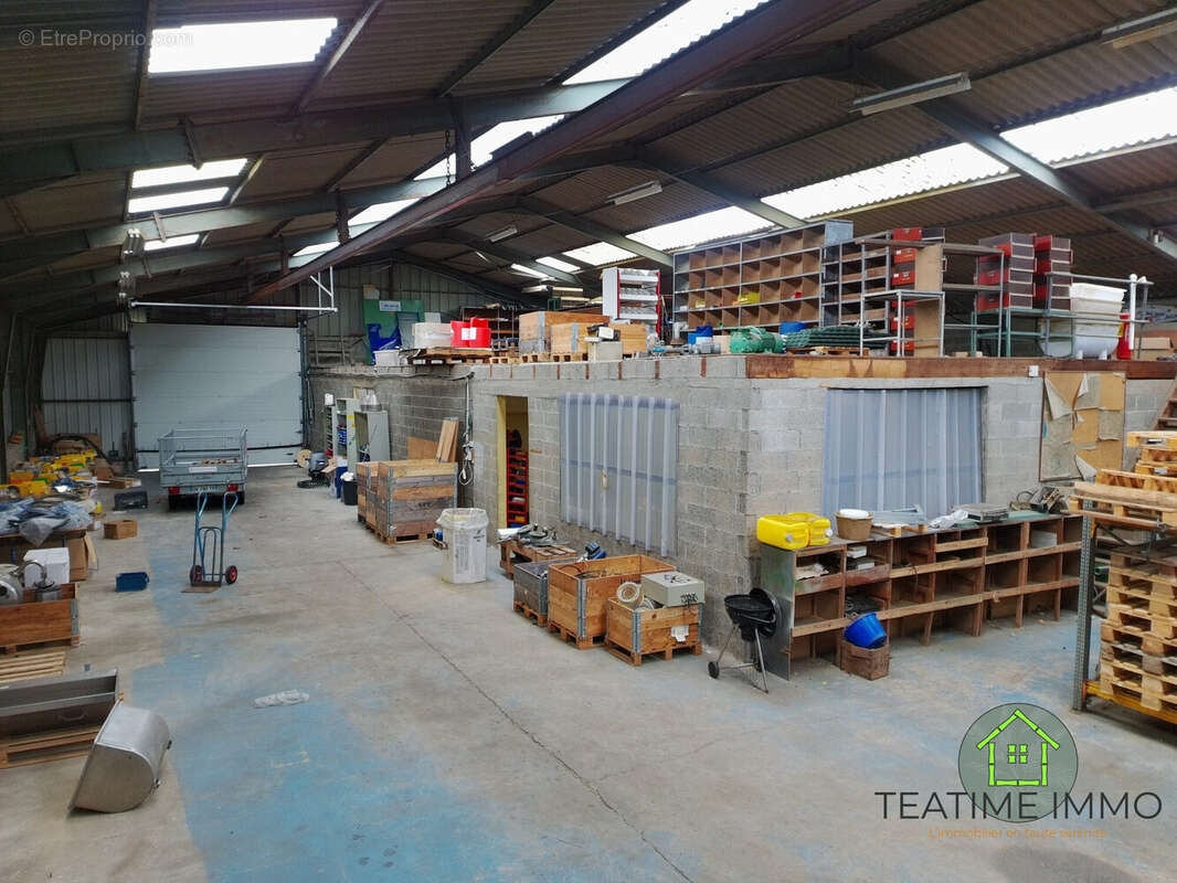 Commerce à CHATEAUNEUF-DU-FAOU