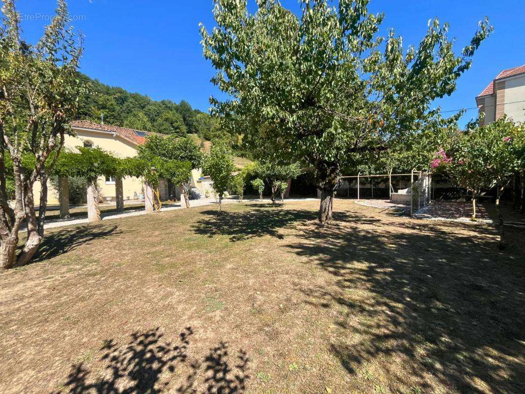 Maison à SAINT-VICTOR-DE-CESSIEU