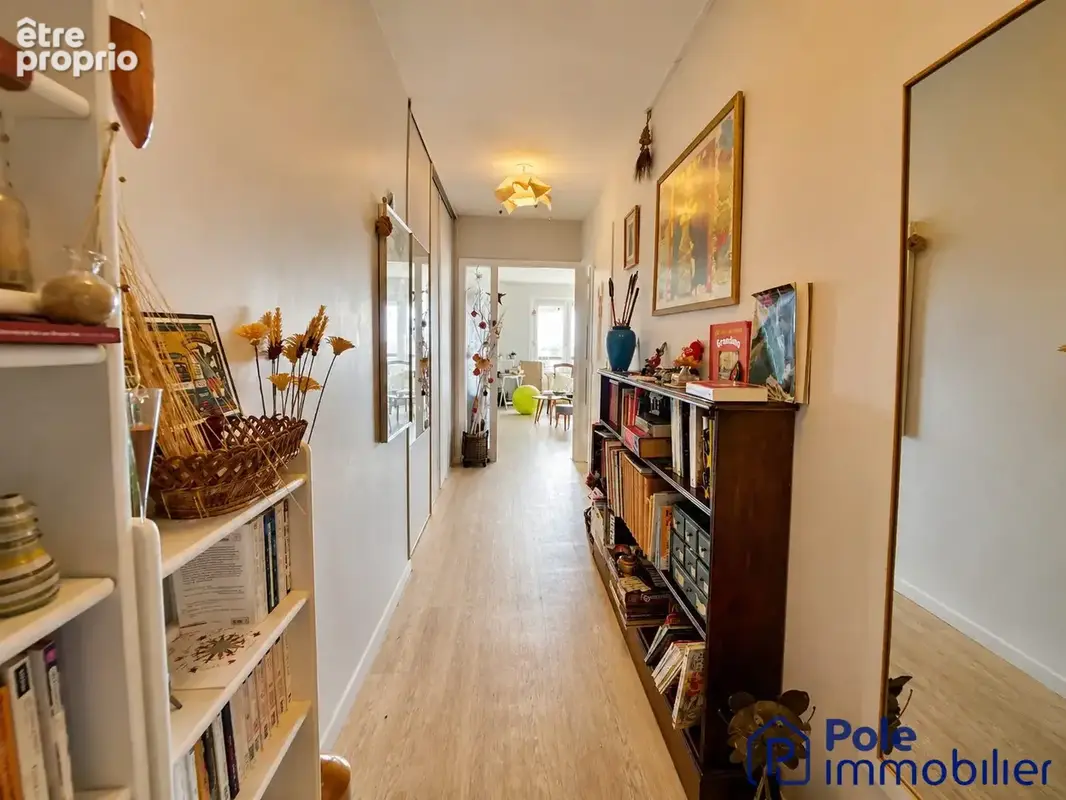 CAEN APPARTEMENT F4- ENTREE AVEC PLACARDS
