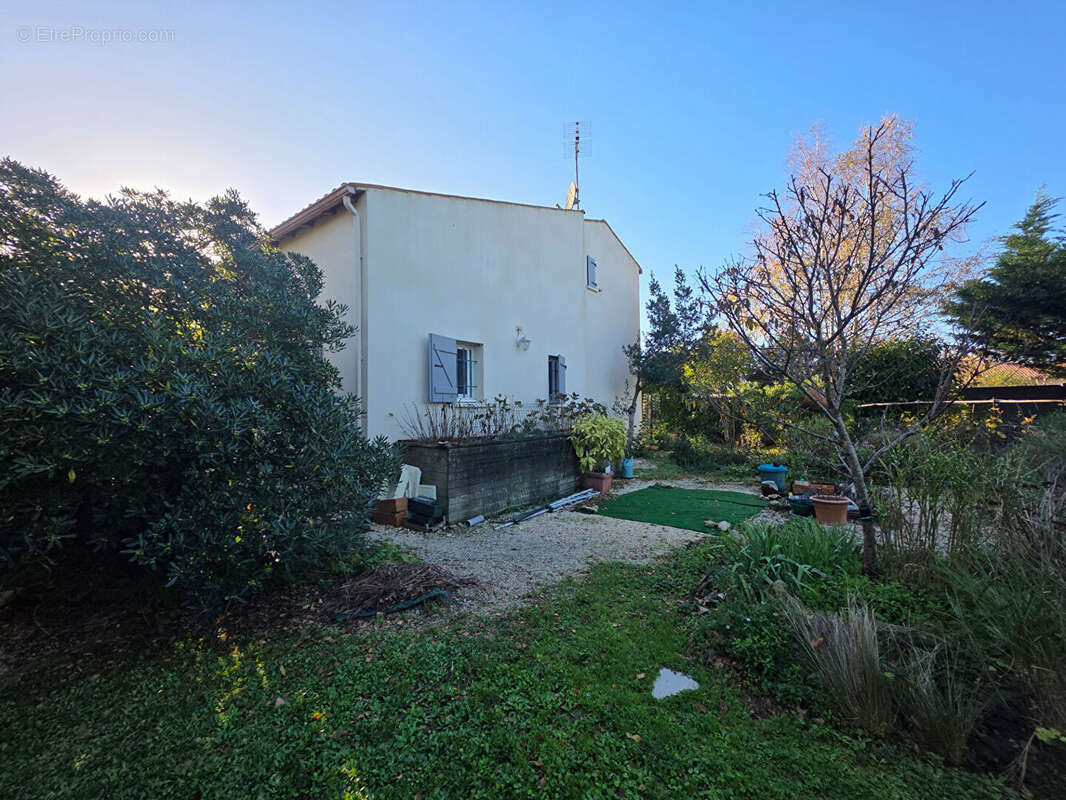 Maison à SAINT-LAURENT-DE-LA-PREE