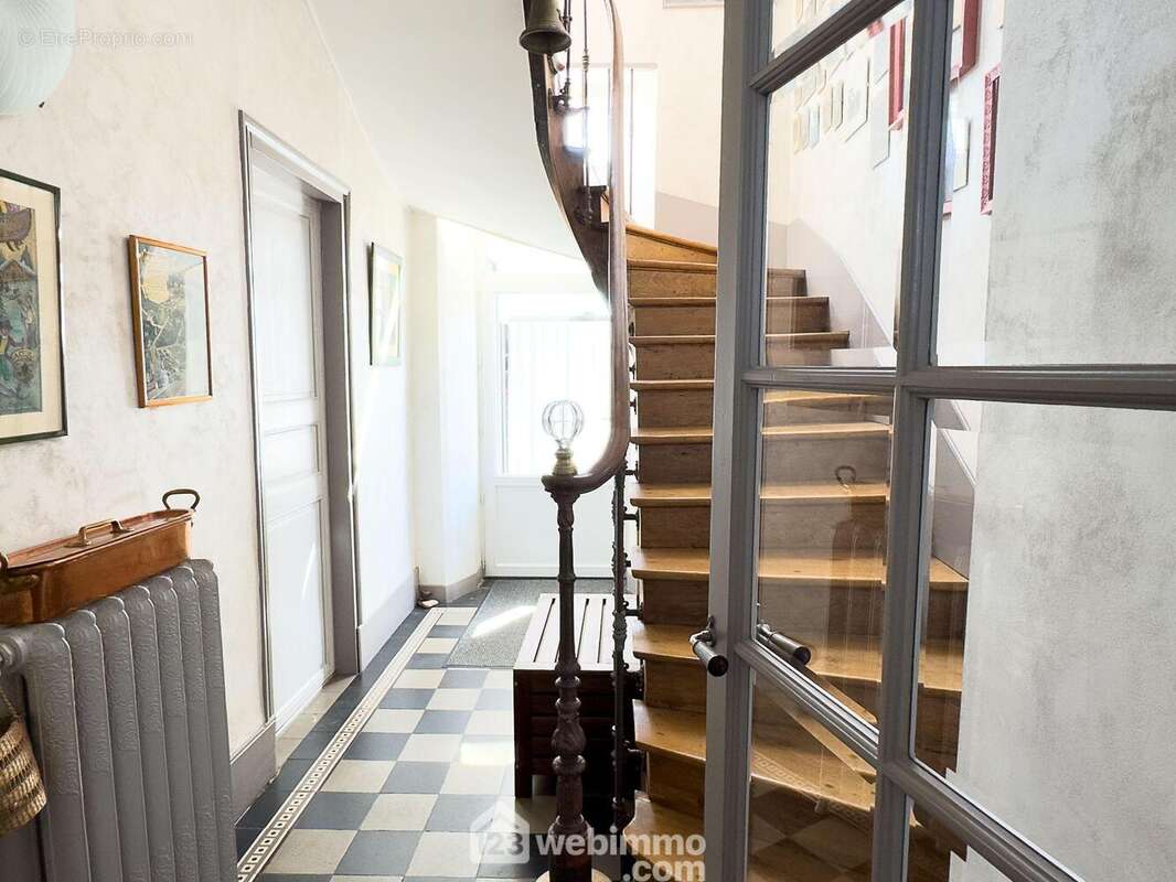 Le hall d'entré distribue... - Maison à CHOLET