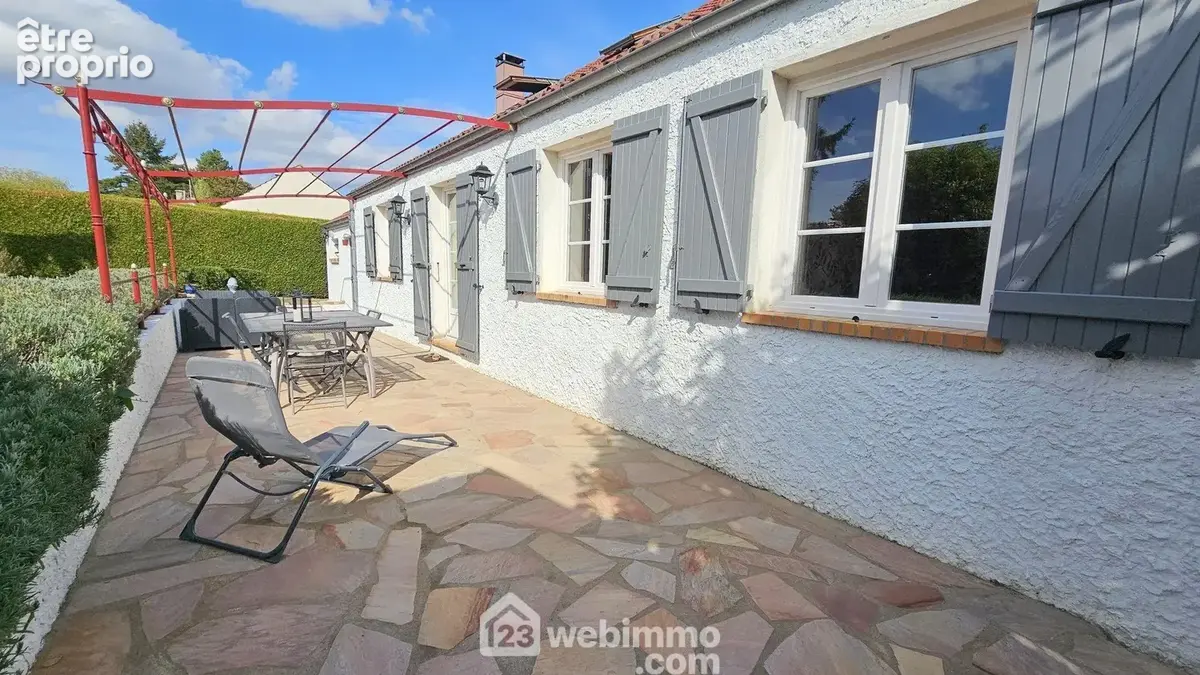 Voici la terrasse avec sa pergola...sans vis à vis! - Maison à MILLY-LA-FORET