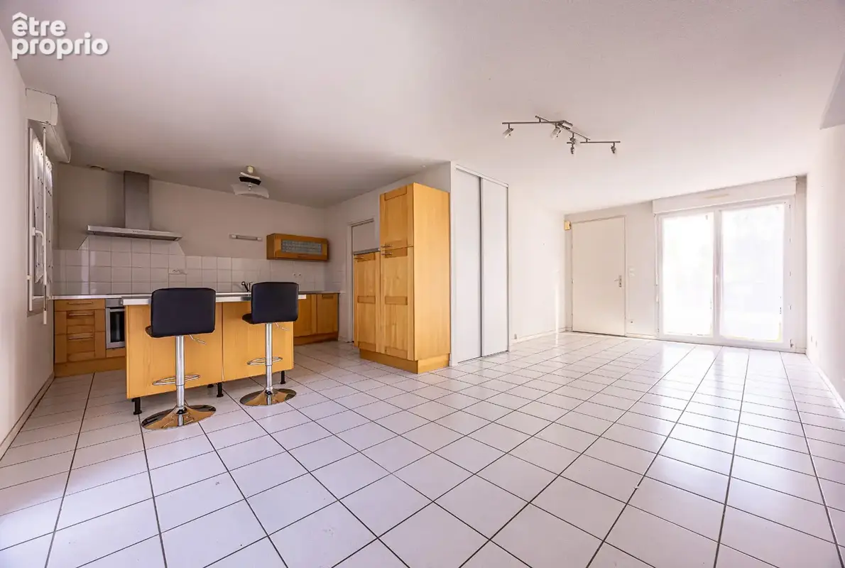 Maison  de plain-pied avec garage et jardin - 66 m² - photo 2