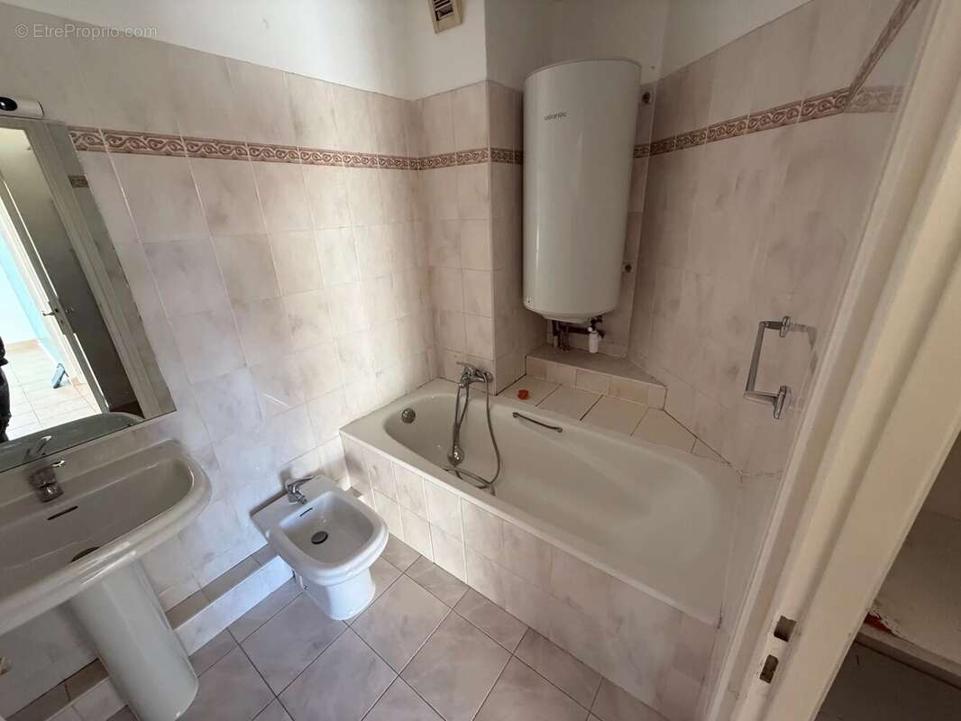 Appartement à SAINT-LAURENT-DU-VAR