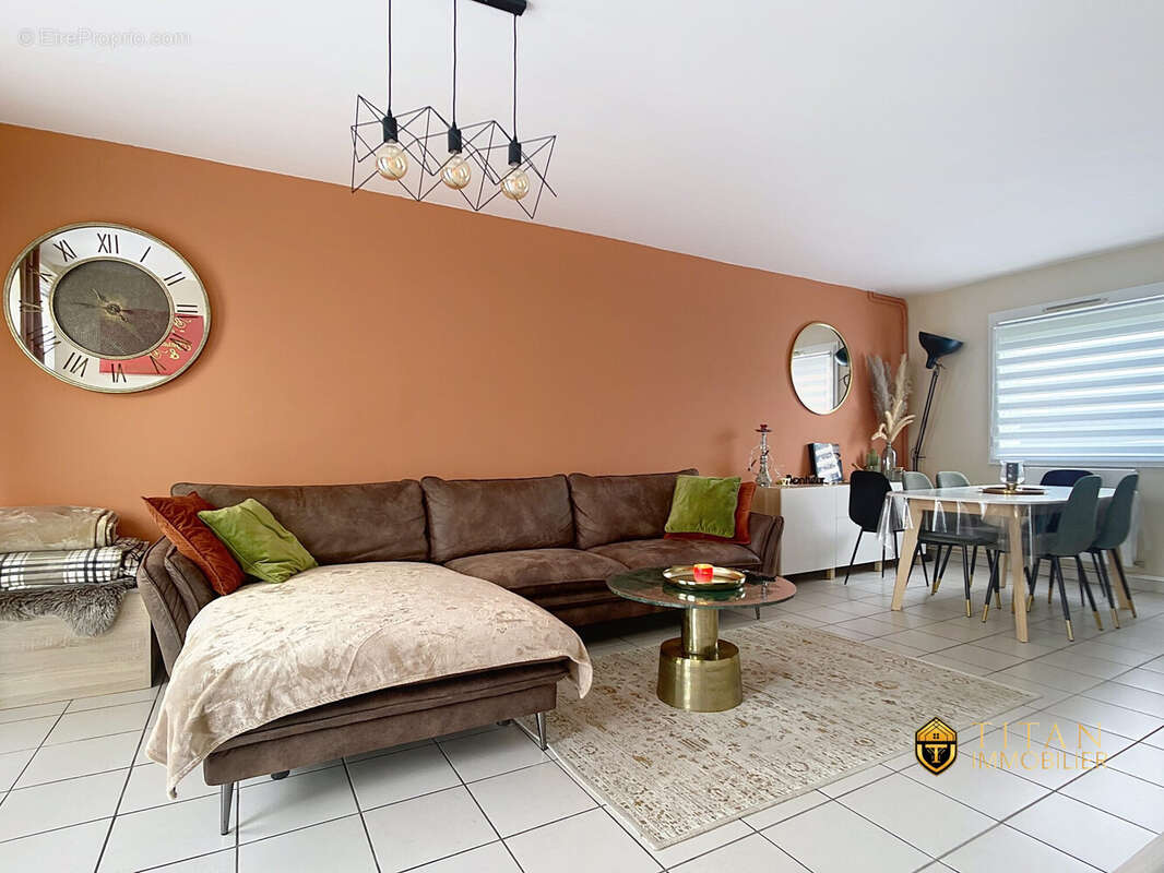 Maison semi-individuelle, 3 chambres, jardin exposé sud-ouest, buanderie, garage à Cappelle la grande (59190) - Maison à CAPPELLE-LA-GRANDE