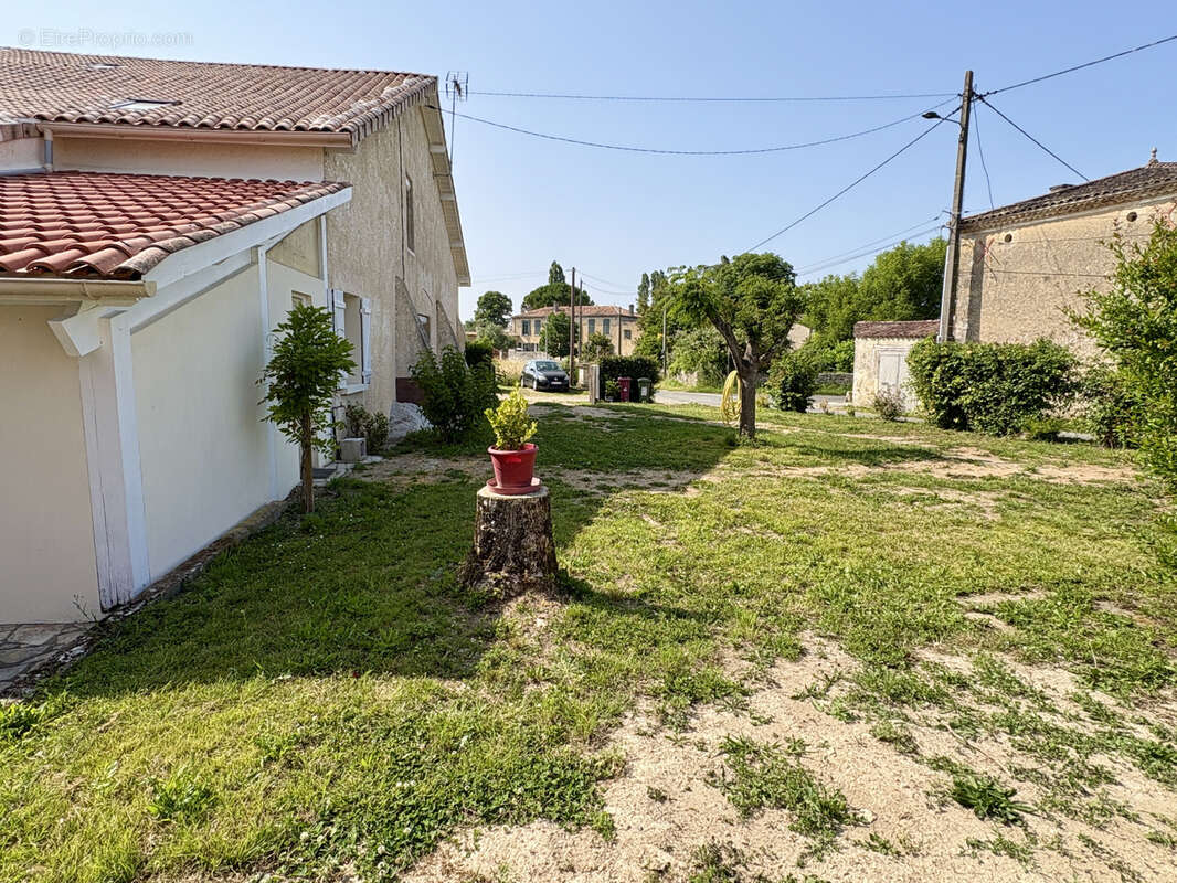 Maison à PUJOLS-SUR-CIRON
