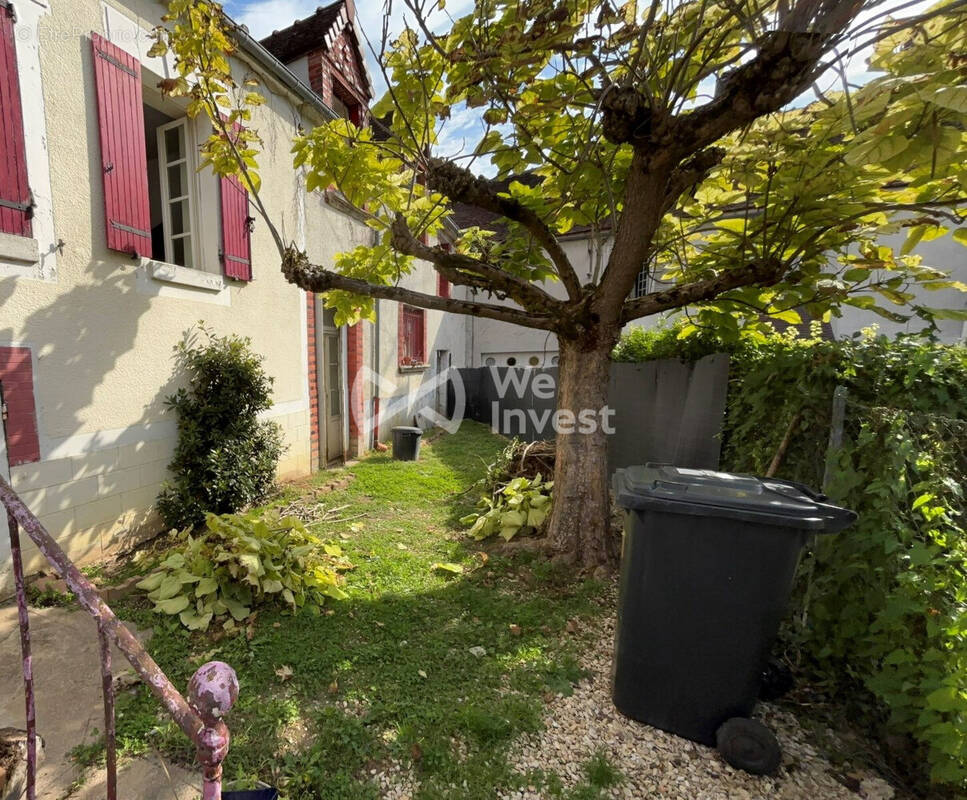 Maison à LAROCHE-SAINT-CYDROINE